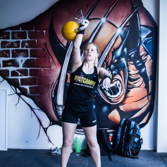 Saga Wessman training with a kettleball