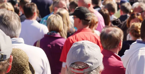 Crowd walking towards something with their backs on the  photogapher