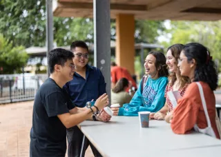 Grup students chatting