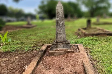 Photo of japanese fishermen monument with blurred background