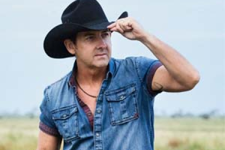 Australian country music legend Lee Kernaghan will share his love for the music, artists and stories behind today’s best country on 104.1 Territory FM in 2018