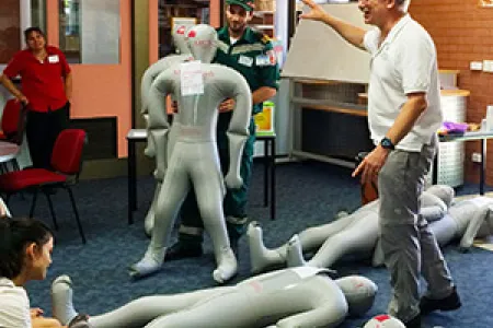 Professor Hugh Grantham (Flinders University) explains what to do at the scene of a road accident involving multiple casualties.
