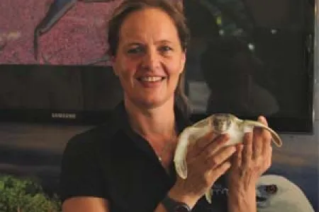 Dr Kiki Dethmers with an endemic Flatback turtle