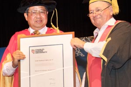 Chancellor of Charles Darwin University Mr Neil Balnaves AO (right) presents the Doctor of Economics honoris causa to the 6th President of the Republic of Indonesia, Professor Dr Susilo Bambang Yudhoyono AC.