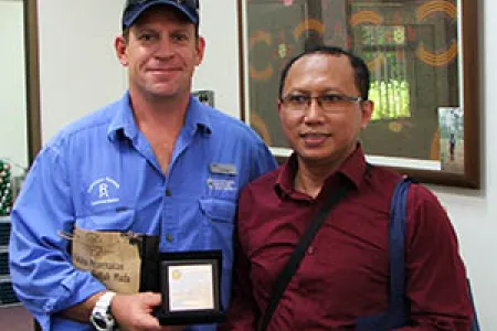Tim Biggs and Gadjah Mada University Vice-Dean Budi Guntoro at Katherine Rural Campus.