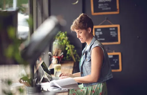 online student at cafe