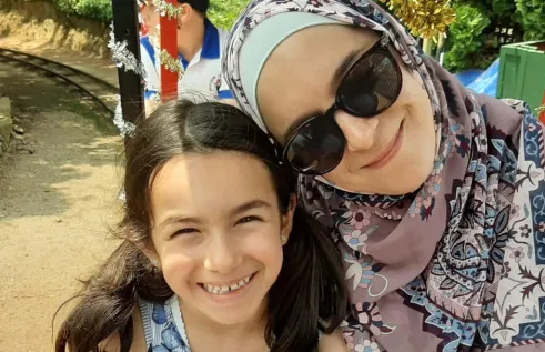 Dania pictured with smiling with her daughty