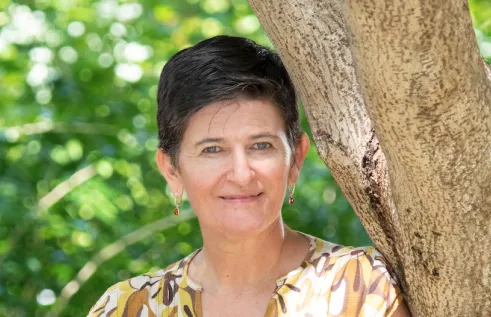 Veronica Toral-Granda head and shoulders, leaning against tree trunk