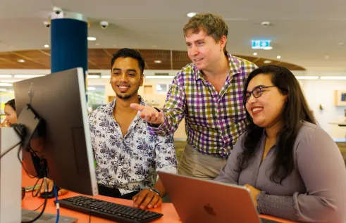 staff-helping-students