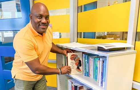 Charles Darwin University (CDU) Lecturer in Education Dr Stephen Bolaji said that children are not trained in critical reasoning with a standardised curriculum in Australia. 