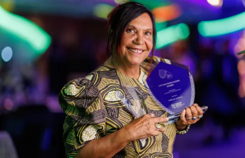 Dr Shellie Morris was awarded the Indigenous Alumnus Award and the Distinguished Alumnus Award. 