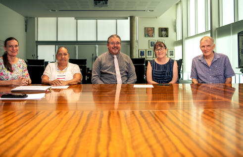 A new MoU between Charles Darwin University (CDU) and the Remote Indigenous Parents Australia National Indigenous Corporation (RIPA) has been signed. Pictured L-R: CDU’s Professor Ruth Wallace, RIPA member Noele Anderson, CDU’s Reuben Bolt, CDU’s Northern Institute researcher Michaela Spencer and RIPA member Bjorn Christie-Johnston. 