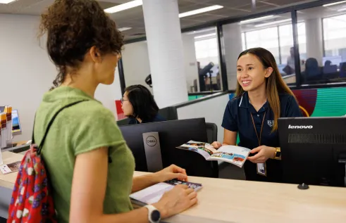 woman in green shirt talking to CDU staff member