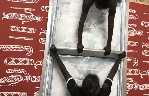 Raylene Ngarrdjdjan Bonson and Genevieve Smith screen print Bawálba, designed in 2018 by Lucy Bulandjan Yarawanga. Image reproduced courtesy of Bábbarra Women’s centre. Photograph by Ingrid Johanson, 2018. 