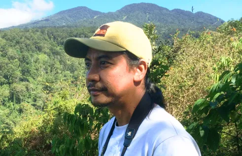 Dr Jayson Ibanez, Philippine eagle in background