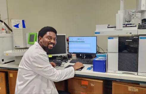 HDR student Caleb Ojo in the lab