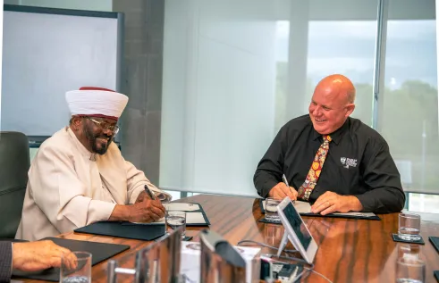 Charles Darwin University Vice-Chancellor Professor Scott Bowman signed the Memorandum of Understanding with the Australian International Islamic College founder, His Eminence the National Grand Mufti of Australia Imam Abdul Quddoos Azhari. 