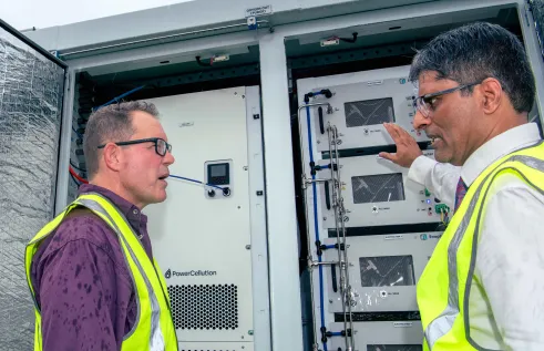 A new containerised hydrogen electrolyser and fuel cell system has been installed at Charles Darwin University’s (CDU) Renewable Energy Microgrid Hub for Applied Research and Training (REMHART) facility. The new system will integrate hydrogen into the NT’s power network.