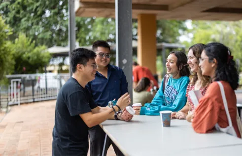 Grup students chatting