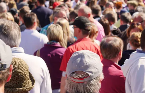 Crowd walking towards something with their backs on the  photogapher
