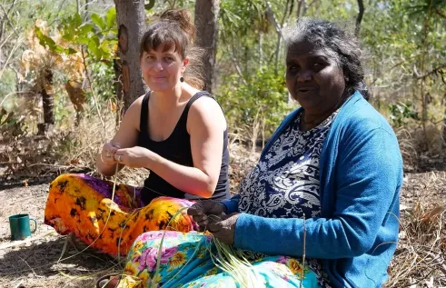 Dr Sarah and Lawurrpa weaving together on Country