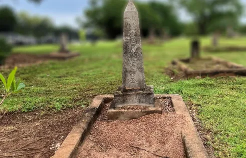 Photo of japanese fishermen monument with blurred background