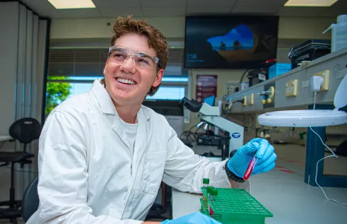Eli Bastow in the lab